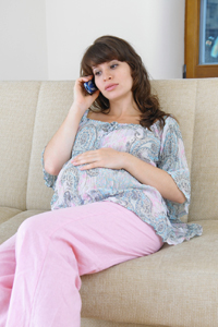 una mujer embarazada en el teléfono