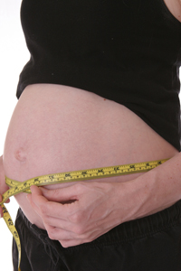una mujer embarazada medir su estómago