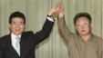 지난 2007년 10월 4일 평양에서 공동 선언을 발표하는 노무현 한국 대통령(왼쪽)과 김정일 북한 국방위원장.