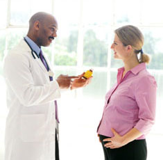 Mujer embarazada consultando a un médico