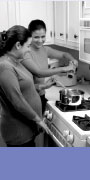 Mujeres cocinando una comida saludable