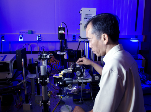 Nhan Nguyen performs optical measurements on a graphene-insulator-semiconductor sample structure.