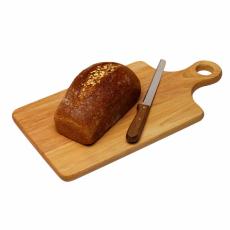 Fotografía de una hogaza de pan de trigo sobre una tabla de cortar