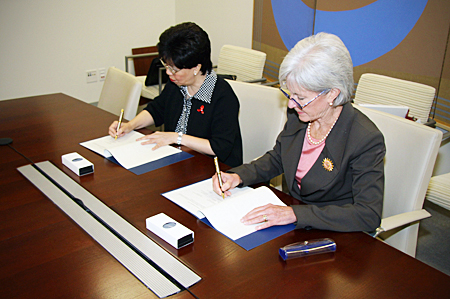 HHS Secretary Sebelius and WHO Director-General Chan sign MOU. Photo Credit: Don Conahan.