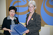 HHS Secretary Sebelius poses with WHO Director-General Chan. Photo Credit: Don Conahan.