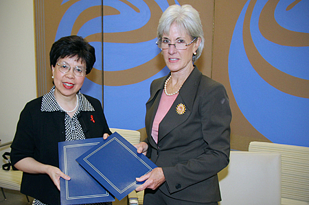 HHS Secretary Sebelius poses with WHO Director-General Chan. Photo Credit: Don Conahan.