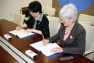 HHS Secretary Sebelius and WHO Director-General Chan sign MOU. Photo Credit: Don Conahan.