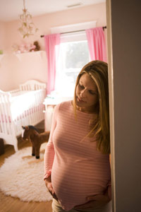 una mujer embarazada experimenta dolores de parto