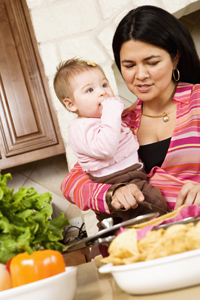 un niño y una madre en la cocina preparando los alimentos