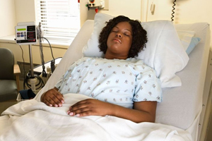 mujer en una cama de hospital para dormir