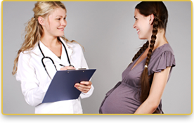 Una mujer embarazada sonríe mientras la doctora toma nota