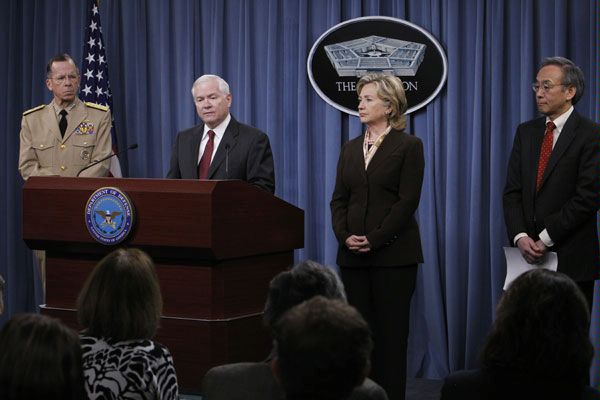 Defense Secretary Robert Gates, Secretary of State Hillary Rodham Clinton, Energy Secretary Steven Chu, and Chairman of the Joint Chiefs of Staff Adm. Michael Mullen, left, speak about nuclear arms at the Pentagon, Tuesday, April 6, 2010. 
