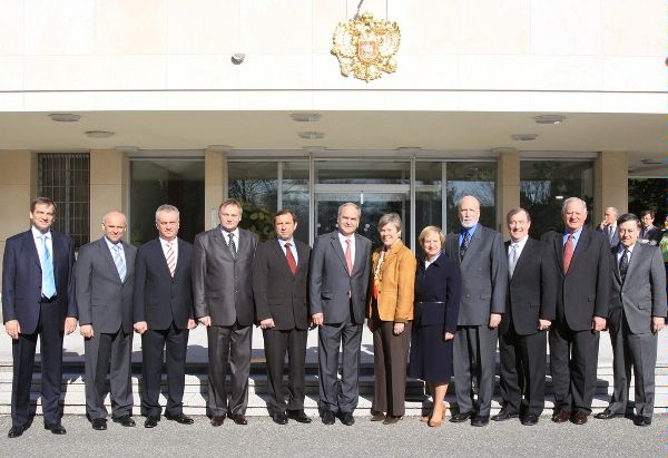U.S. and Russian New START negotiators on the steps of the Russian Permanent Mission to the United Nations in Geneva, April 6, 2010. 

