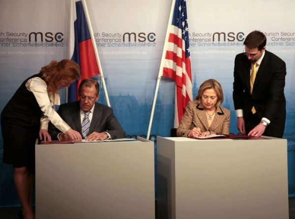 Secretary Clinton and Russian Foreign Minister Lavrov sign START treaty.