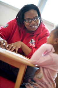 An AmeriCorps member with Minnesota Reading Corps works with a young student. (Photo courtesy Minnesota Reading Corps)