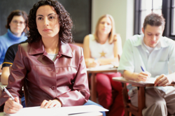 Mujer hispana asiste a una clase