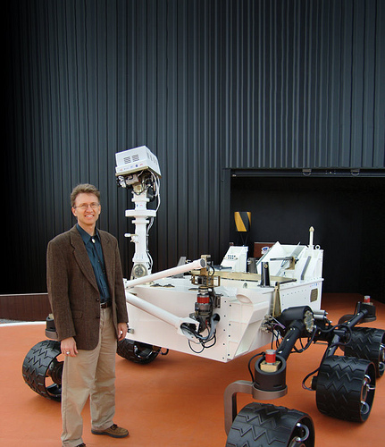 LANL's Roger Wiens with life-size model of the Curiosity rover