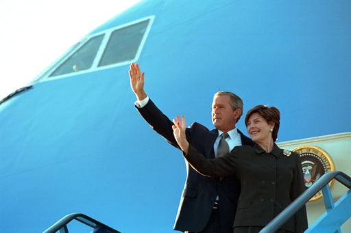 President George W. Bush and Mrs. Laura Bush wave before boarding Air Force One, June 13, 2001, at Barajas International Airport in Madrid, Spain. (P4037-08A)