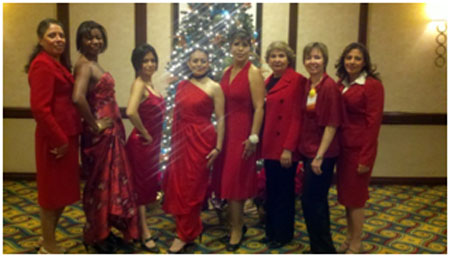 Promotoras y educadores de salud posan para la foto luciendo los vestidos rojos de The Heart Truth durante la conferencia anual de Visión y Compromiso el 2-3 de diciembre del 2011 en Los Angeles, CA.