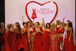 Celebridades Argentinas en el cierre del desfile de modas de la colección de vestidos rojos 2010 en Buenos Aires, Argentina.