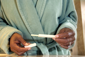 woman holding a pregnancy test