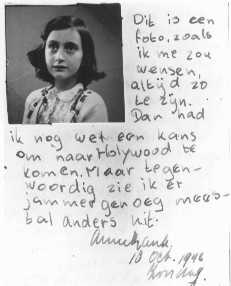 Diambil dari buku harian Anne Frank, 10 Oktober 1942: “Ini merupakan sebuah potret diriku sebagaimana yang kuinginkan untuk selalu terlihat seperti ini. Saat itu mungkin aku masih punya kesempatan untuk memasuki Hollywood. Namun kini rasanya aku sudah terlihat begitu berbeda.” Amsterdam, Belanda.
