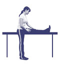 Mujer haciendo ejercicio de estiramiento de piernas sobre un banco.