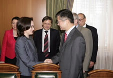 Elvira Nabiullina, Russian Minister of Economic Development, and Commerce Sevretary Locke shake hands at July 2009 meeting in Moscow. File photo.