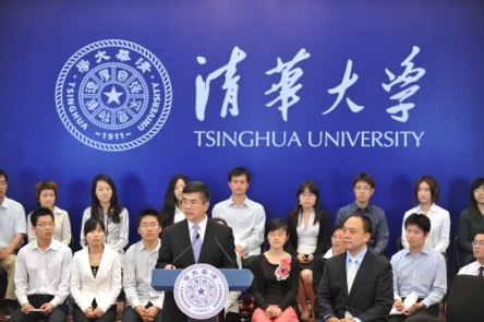 U.S. Commerce Secretary Gary Locke addresses students and scientists at China’s prestigious Tsinghua University.
