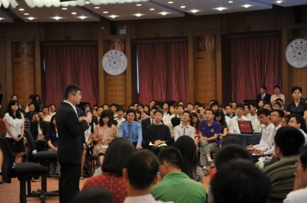 U.S. Commerce Secretary Gary Locke engages in a dialogue with 
students at Tsinghua University  working on , clean-energy tech