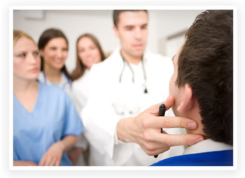 Estudiantes de medicina observan a un médico con un paciente