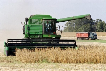 Image of combine in a field (Photo: U.S. Census Bureau)