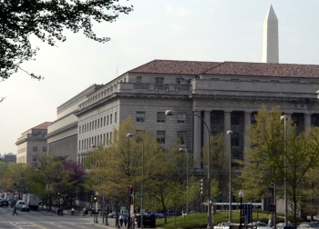 Image of Commerce's Herbert Hoover headquarters with Washington Monument behind