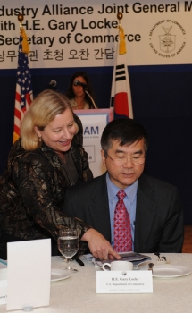 Amy Jackson, President of the American Chamber of Commerce in Korea, Hosts Secretary Locke During a Luncheon in Seoul, Korea.