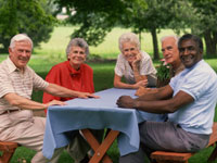 Foto de un grupo de personas en una mesa de picnic.