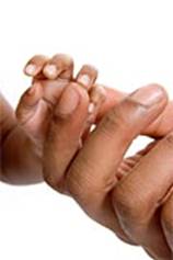 Bebé agarrando los dedos del padre