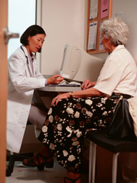 Una mujer adulta en consulta con una doctora