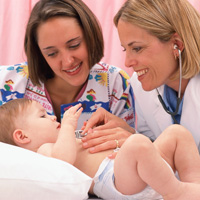 Enfermera y doctora con un bebé contento