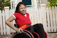 una mujer hispana en una silla de ruedas