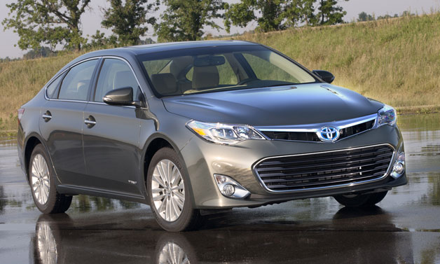 2013 Toyota Avalon Hybrid - static front three-quarter view in gray