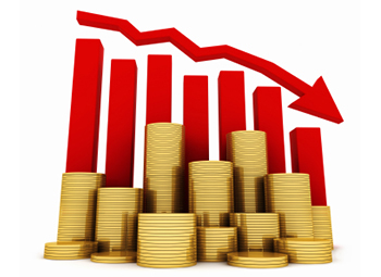 Stacked gold coins in the foreground of a red bar graph pointing downward