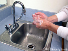 Fotografía de una mujer lavándose las manos