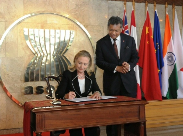 Secretary Clinton signs the guest book at the ASEAN Secretariat in Jakarta prior to her meeting with ASEAN leaders. Accompanying Secretary Clinton is ASEAN Secretary General Dr. Surin Pitsuwan.