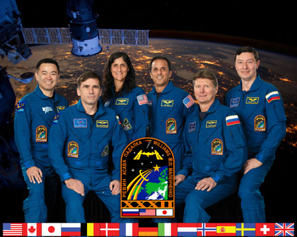 ISS032-S-002: Expedition 32 crew portrait
