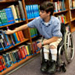 Foto de un niño con espina bífida en una silla de ruedas