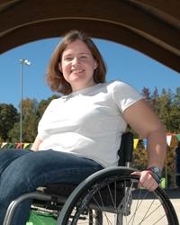 una mujer en una silla de ruedas sentada afuera