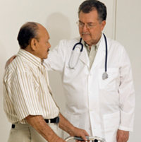 Foto: un hombre con su proveedor de servicios médicos