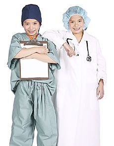 Foto de un niño jugando a ser médico
