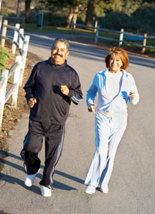 foto de pareja de personas mayores caminando 