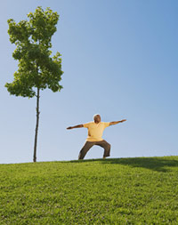 foto de un hombre practicando tai chi